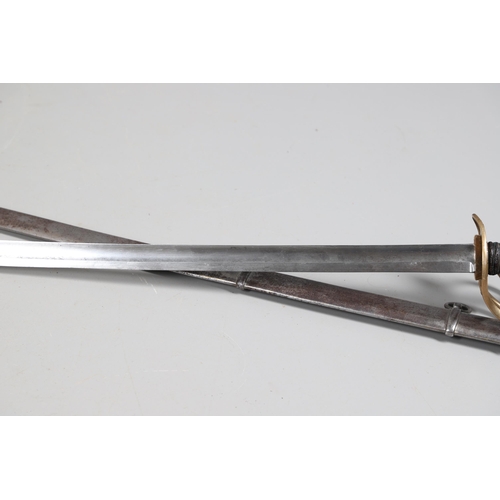 88 - A NAPOLEONIC FRENCH HEAVY CAVALRY CUIRASSIER SWORD AND SCABBARD. With an 89 cm curved, pointed singl... 