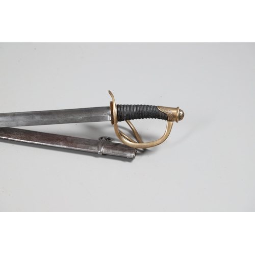 88 - A NAPOLEONIC FRENCH HEAVY CAVALRY CUIRASSIER SWORD AND SCABBARD. With an 89 cm curved, pointed singl... 