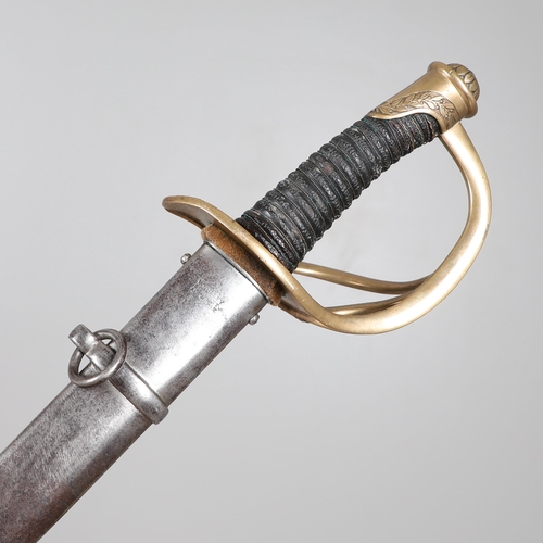 88 - A NAPOLEONIC FRENCH HEAVY CAVALRY CUIRASSIER SWORD AND SCABBARD. With an 89 cm curved, pointed singl... 