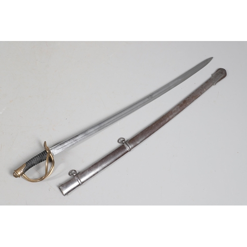 88 - A NAPOLEONIC FRENCH HEAVY CAVALRY CUIRASSIER SWORD AND SCABBARD. With an 89 cm curved, pointed singl... 