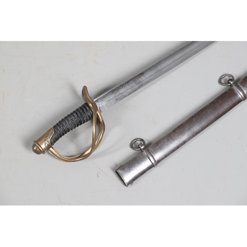 88 - A NAPOLEONIC FRENCH HEAVY CAVALRY CUIRASSIER SWORD AND SCABBARD. With an 89 cm curved, pointed singl... 