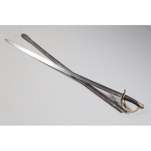 88 - A NAPOLEONIC FRENCH HEAVY CAVALRY CUIRASSIER SWORD AND SCABBARD. With an 89 cm curved, pointed singl... 