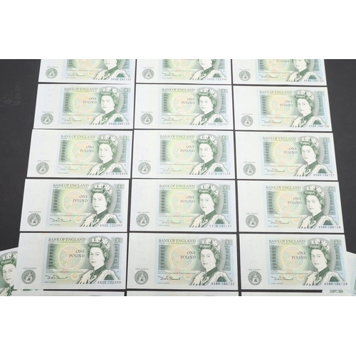 604 - A COLLECTION OF 23 SERIES D ONE POUND NOTES TO INCLUDE CONSECUTIVE RUNS. A collection of Series 'D' ... 