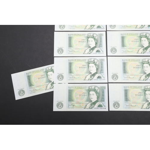 604 - A COLLECTION OF 23 SERIES D ONE POUND NOTES TO INCLUDE CONSECUTIVE RUNS. A collection of Series 'D' ... 