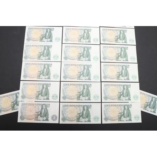 604 - A COLLECTION OF 23 SERIES D ONE POUND NOTES TO INCLUDE CONSECUTIVE RUNS. A collection of Series 'D' ... 