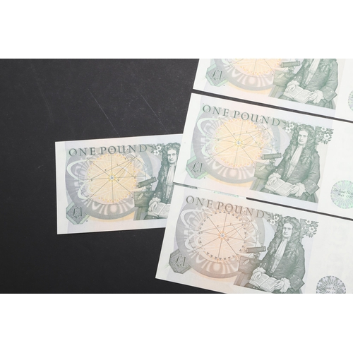 604 - A COLLECTION OF 23 SERIES D ONE POUND NOTES TO INCLUDE CONSECUTIVE RUNS. A collection of Series 'D' ... 