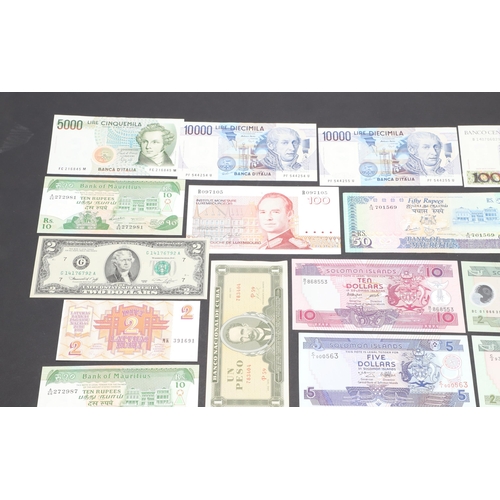 618 - A COLLECTION OF WORLD BANKNOTES FROM VARIOUS COUNTRIES. A collection of notes from Indonesia, Peru, ... 