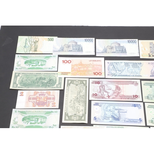 618 - A COLLECTION OF WORLD BANKNOTES FROM VARIOUS COUNTRIES. A collection of notes from Indonesia, Peru, ... 