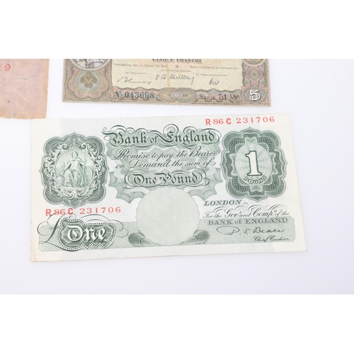 620 - A SMALL COLLECTION OF BANKNOTES TO INCLUDE SEVENTEEN CONSECUTIVE TEN SHILLING NOTES. A collection of... 