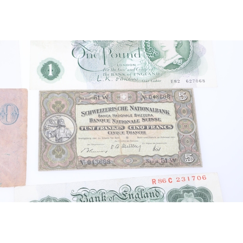 620 - A SMALL COLLECTION OF BANKNOTES TO INCLUDE SEVENTEEN CONSECUTIVE TEN SHILLING NOTES. A collection of... 