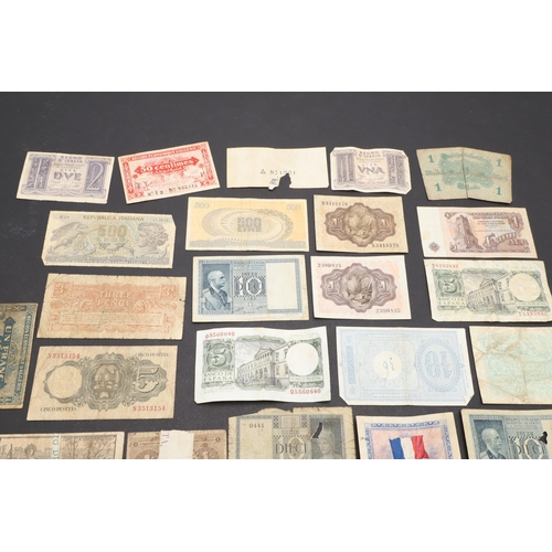 624 - A MIXED COLLECTION OF WORLD BANKNOTES. A collection of World banknotes to include examples from Fran... 