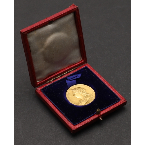 465A - A GOLD MEDAL COMMEMORATING QUEEN VICTORIA'S DIAMOND JUBILEE. A gold 1897 diamond jubilee medal. Veil... 