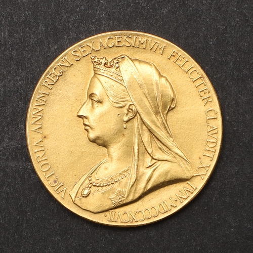 465A - A GOLD MEDAL COMMEMORATING QUEEN VICTORIA'S DIAMOND JUBILEE. A gold 1897 diamond jubilee medal. Veil... 