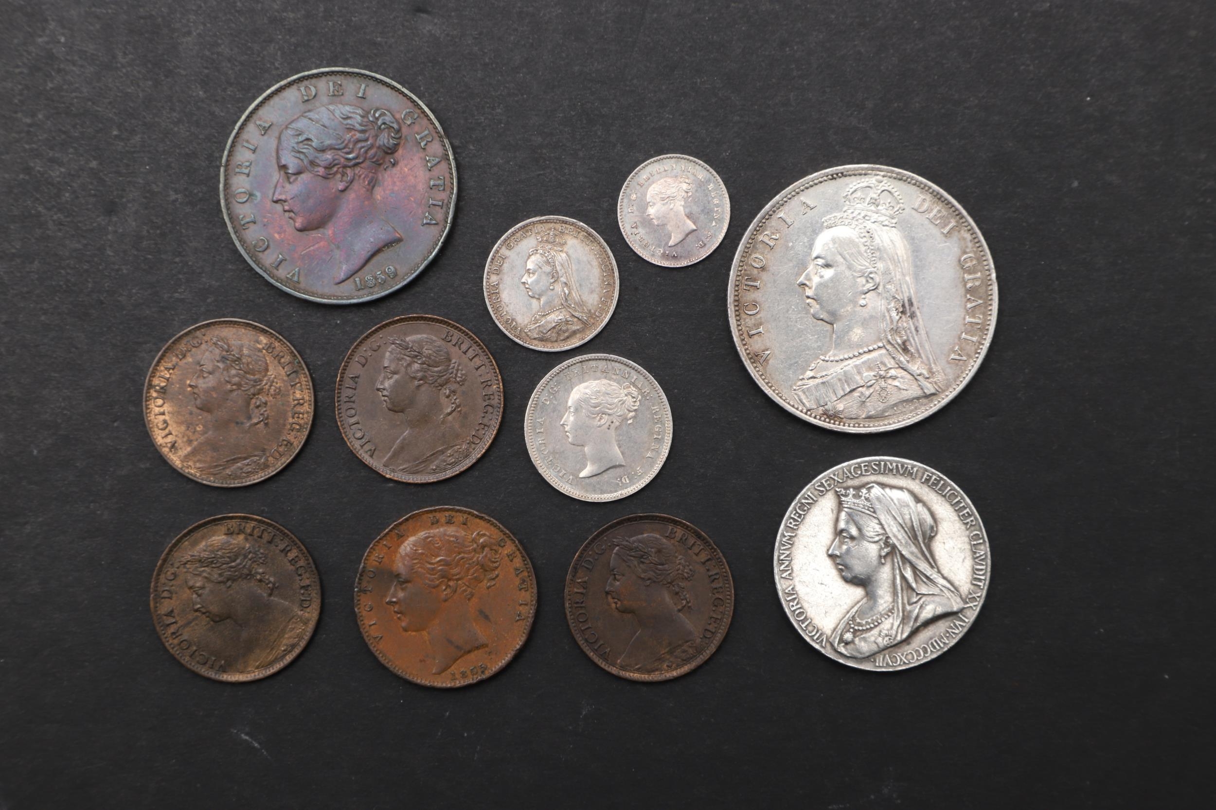 A COLLECTION OF VICTORIAN COINS TO INCLUDE HALFCROWN AND MAUNDY ISSUES ...