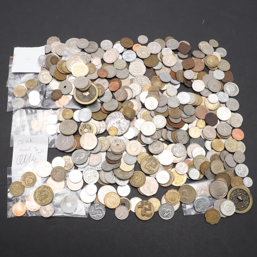 911 - A COLLECTION OF WORLD COINS, VARIOUS COUNTIRES TO INCLUDE MALAYA, CHINA, GIBRALTAR AND MANY OTHERS. ... 