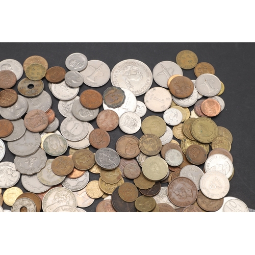 912 - A MIXED COLLECTION OF WORLD COINS TO INCLUDE COINS FROM AFGHANISTAN, EGYPT AND OTHER COUNTRIES. A mi... 