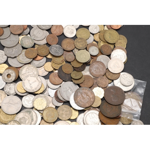 912 - A MIXED COLLECTION OF WORLD COINS TO INCLUDE COINS FROM AFGHANISTAN, EGYPT AND OTHER COUNTRIES. A mi... 