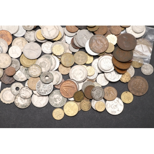 912 - A MIXED COLLECTION OF WORLD COINS TO INCLUDE COINS FROM AFGHANISTAN, EGYPT AND OTHER COUNTRIES. A mi... 