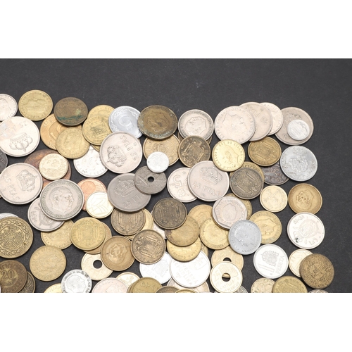 914 - A COLLECTION OF WORLD COINS TO INCLUDE COINS FROM SPAIN AND OTHER COUNTRIES. A collection of world c... 