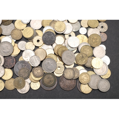 914 - A COLLECTION OF WORLD COINS TO INCLUDE COINS FROM SPAIN AND OTHER COUNTRIES. A collection of world c... 