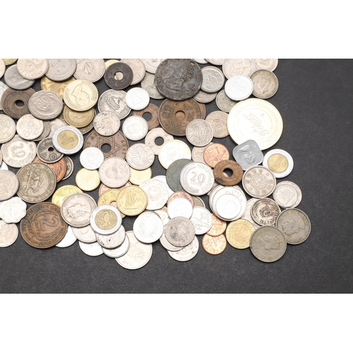 915 - A COLLECTION OF WORLD COINS TO INCLUDE COINS FROM JAPAN, MEXICO AND OTHER COUNTRIES. World coins to ... 