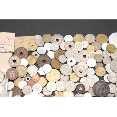 915 - A COLLECTION OF WORLD COINS TO INCLUDE COINS FROM JAPAN, MEXICO AND OTHER COUNTRIES. World coins to ... 