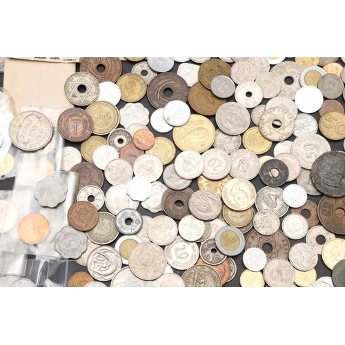 915 - A COLLECTION OF WORLD COINS TO INCLUDE COINS FROM JAPAN, MEXICO AND OTHER COUNTRIES. World coins to ... 