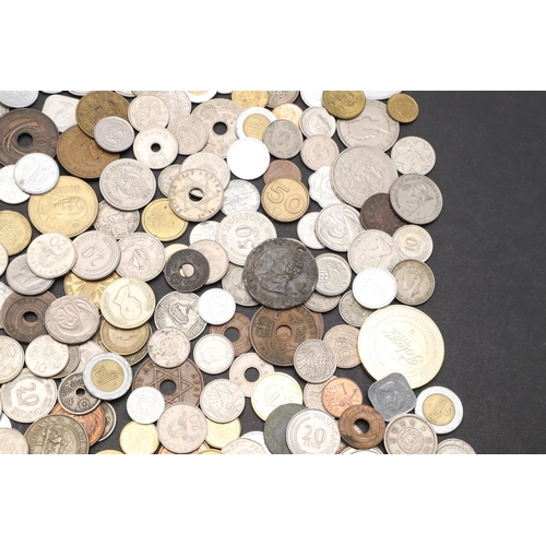 915 - A COLLECTION OF WORLD COINS TO INCLUDE COINS FROM JAPAN, MEXICO AND OTHER COUNTRIES. World coins to ... 