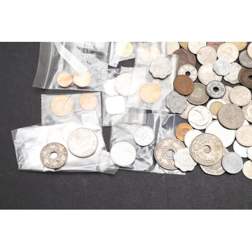 915 - A COLLECTION OF WORLD COINS TO INCLUDE COINS FROM JAPAN, MEXICO AND OTHER COUNTRIES. World coins to ... 