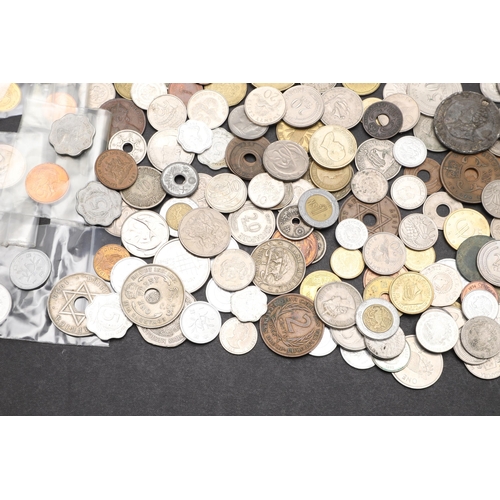 915 - A COLLECTION OF WORLD COINS TO INCLUDE COINS FROM JAPAN, MEXICO AND OTHER COUNTRIES. World coins to ... 