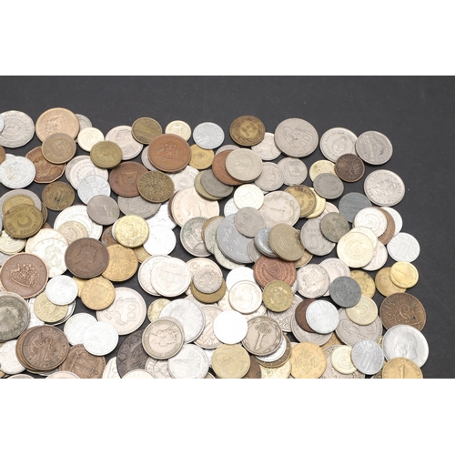 916 - A COLLECTION OF WORLD COINS TO INCLUDE COINS FROM ARGENTINA, TURKEY AND CHILE. A mixed collection of... 