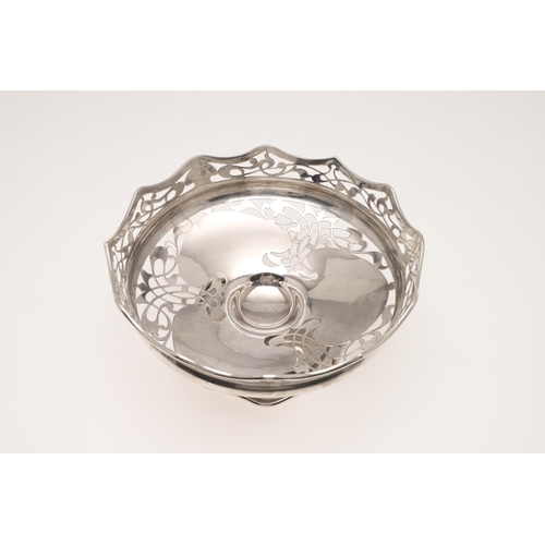 109 - AN EDWARDIAN SILVER FRUIT DISH. shaped circular outline, with a wavy rim, pierced centre & frieze an... 