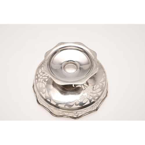 109 - AN EDWARDIAN SILVER FRUIT DISH. shaped circular outline, with a wavy rim, pierced centre & frieze an... 