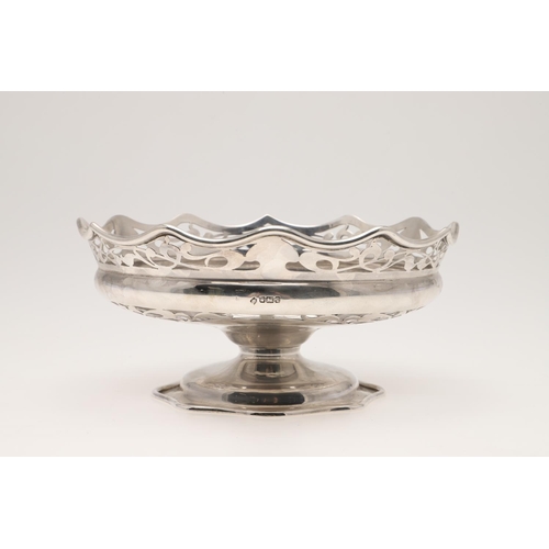 109 - AN EDWARDIAN SILVER FRUIT DISH. shaped circular outline, with a wavy rim, pierced centre & frieze an... 