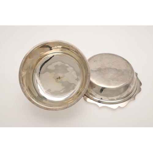 122 - AN EDWARDIAN SILVER MUFFIN DISH & COVER. shaped circular outline, with a wavy rim & a knop finial, b... 