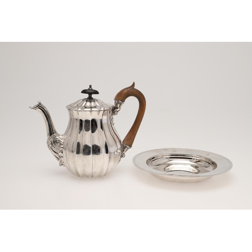 129 - A GEORGE IV SILVER COFFEE POT. of melon fluted form, with a scroll handle and  a shell-capped spout,... 