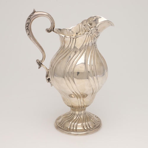 141 - A LATE 19TH/ EARLY 20TH CENTURY NORTH-AMERICAN SILVER JUG. with a bellied body, a leaf-capped 'S'-sc... 