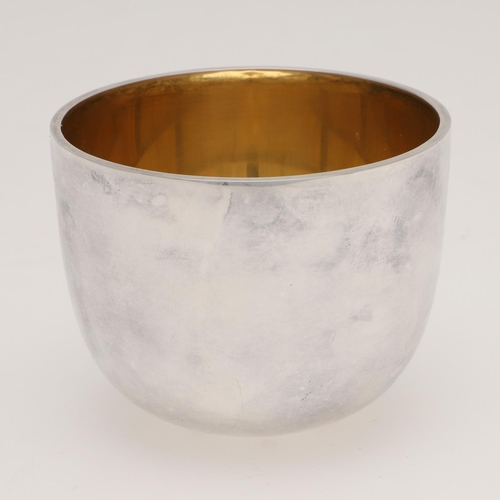 147 - A MODERN FINE SILVER TUMBLER CUP. circular form, with a gilt interior and bearing the Millennium hal... 