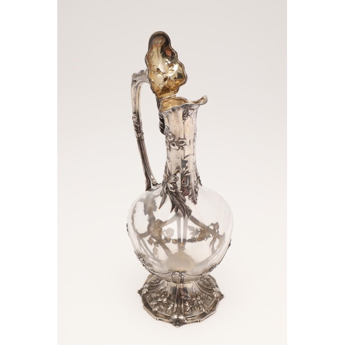 150 - A LATE 19TH/ EARLY 20TH CENTURY FRENCH SILVER MOUNTED CLEAR GLASS CLARET JUG. vase-shaped, decorated... 