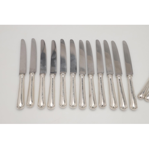 16 - A SET OF TWELVE PAIRS OF ELIZABETH II SILVER HANDLED TABLE KNIVES & SIDE KNIVES. Old English Pip pat... 