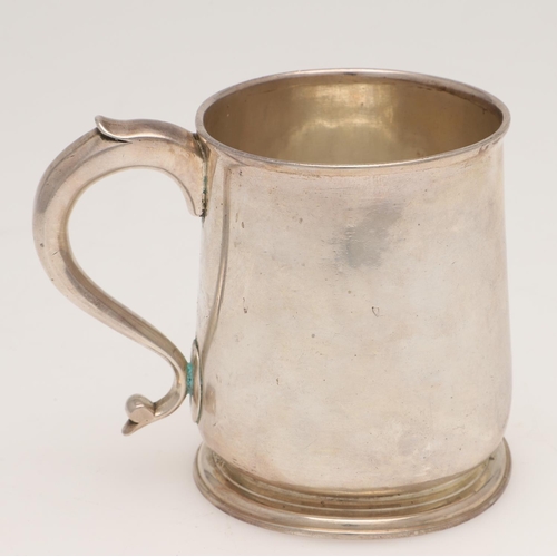 168 - A GEORGE I SILVER MUG. of baluster form, with an 'S'-scroll handle and inscribed on the base 