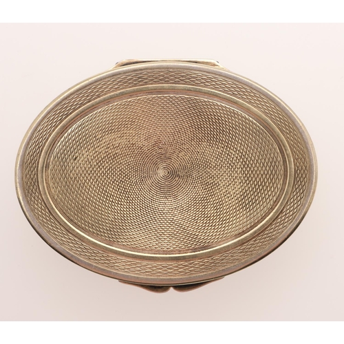 226 - A LATE 19TH/ EARLY 20TH CENTURY FRENCH SILVERGILT SNUFF BOX. of oval form, the whole with engine-tur... 