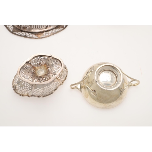 50 - A GEORGE V SILVER FRUIT DISH. shaped circular outline, with a gadroon & shell border, pierced rim & ... 