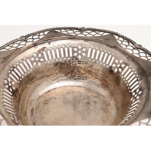 50 - A GEORGE V SILVER FRUIT DISH. shaped circular outline, with a gadroon & shell border, pierced rim & ... 