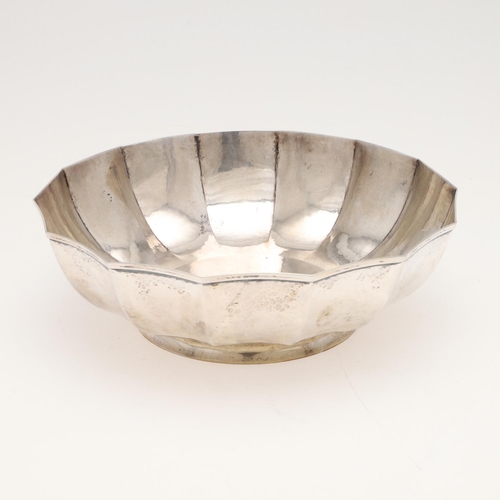 59 - A 20TH CENTURY GERMAN SILVER FRUIT DISH. shaped circular outline, with a slightly hammered finish, a... 