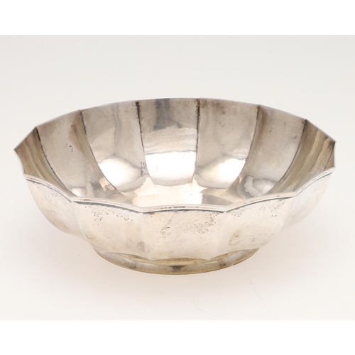 59 - A 20TH CENTURY GERMAN SILVER FRUIT DISH. shaped circular outline, with a slightly hammered finish, a... 