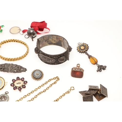 458 - A QUANTITY OF JEWELLERY IN A GREEN LEATHER JEWELLERY BOX. including a seed pearl flowerhead brooch, ... 