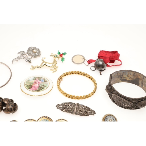 458 - A QUANTITY OF JEWELLERY IN A GREEN LEATHER JEWELLERY BOX. including a seed pearl flowerhead brooch, ... 