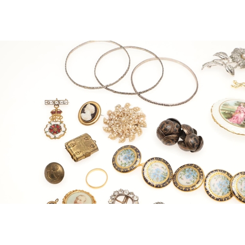 458 - A QUANTITY OF JEWELLERY IN A GREEN LEATHER JEWELLERY BOX. including a seed pearl flowerhead brooch, ... 