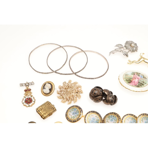 458 - A QUANTITY OF JEWELLERY IN A GREEN LEATHER JEWELLERY BOX. including a seed pearl flowerhead brooch, ... 